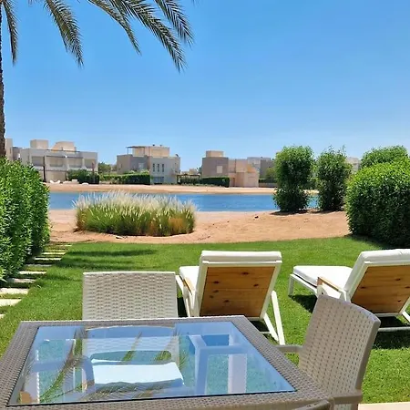 Cheerful Space With A Huge Garden And Pool