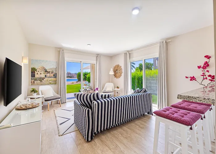 Cheerful Space With A Huge Garden And Pool شقة