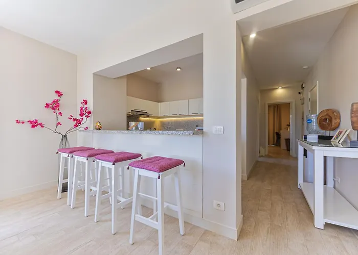 شقة Cheerful Space With A Huge Garden And Pool