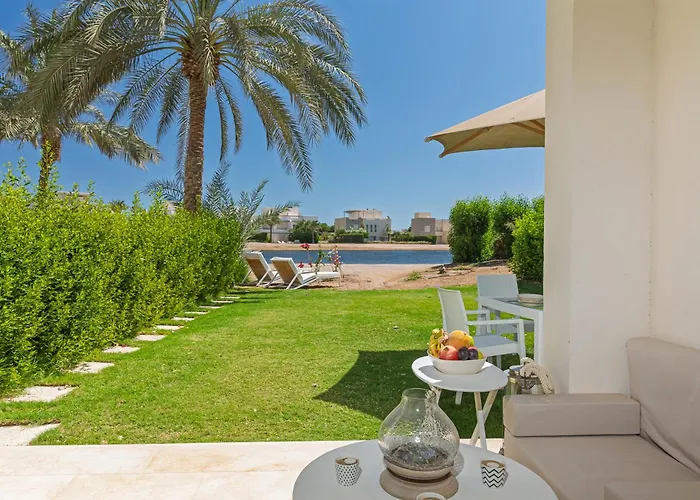 شقة Cheerful Space With A Huge Garden And Pool